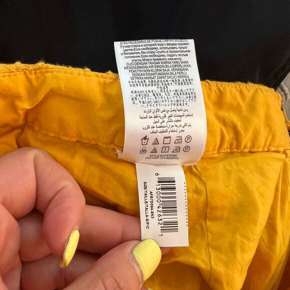 BCBG Maxazaria Yellow Eyelet Embroidery Pleated Front Dress Shorts Size Small - Picture 8 of 8